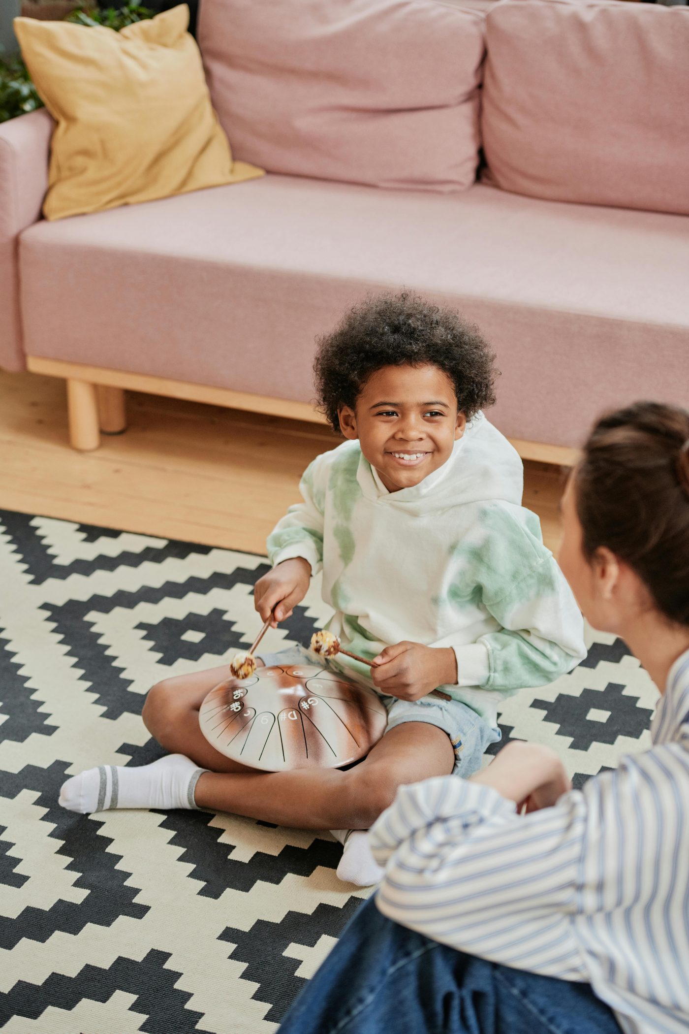 Enfant jouant d'un instrument en séance