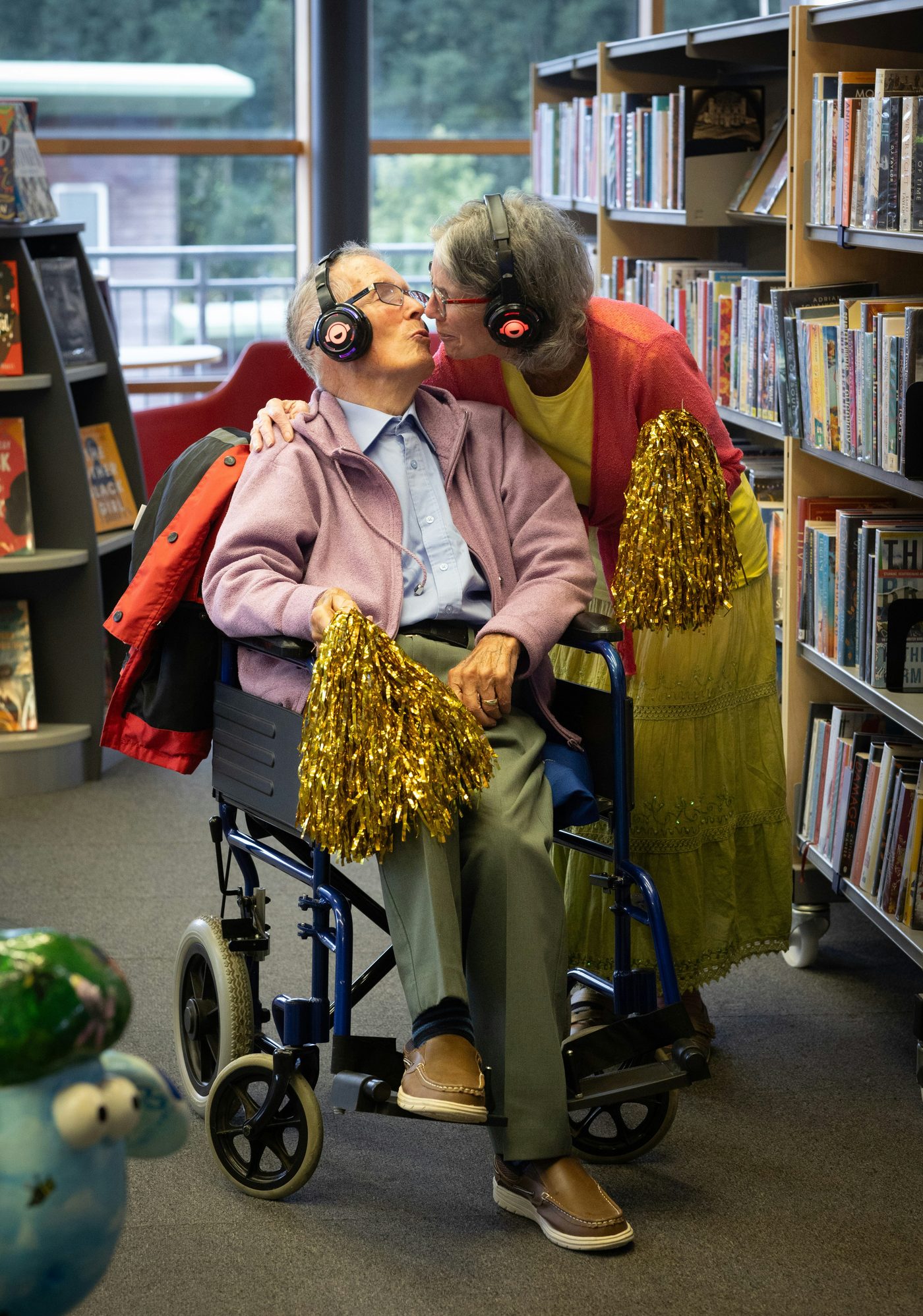 Couple de personnes âgées avec casques audio